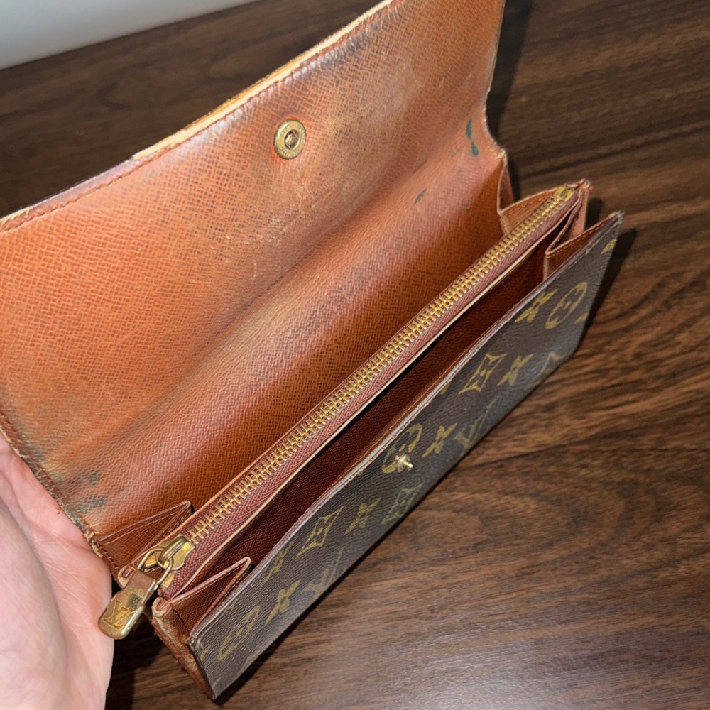 Louis Vuitton Monogram Sarah Wallet - Picture 6 of 12